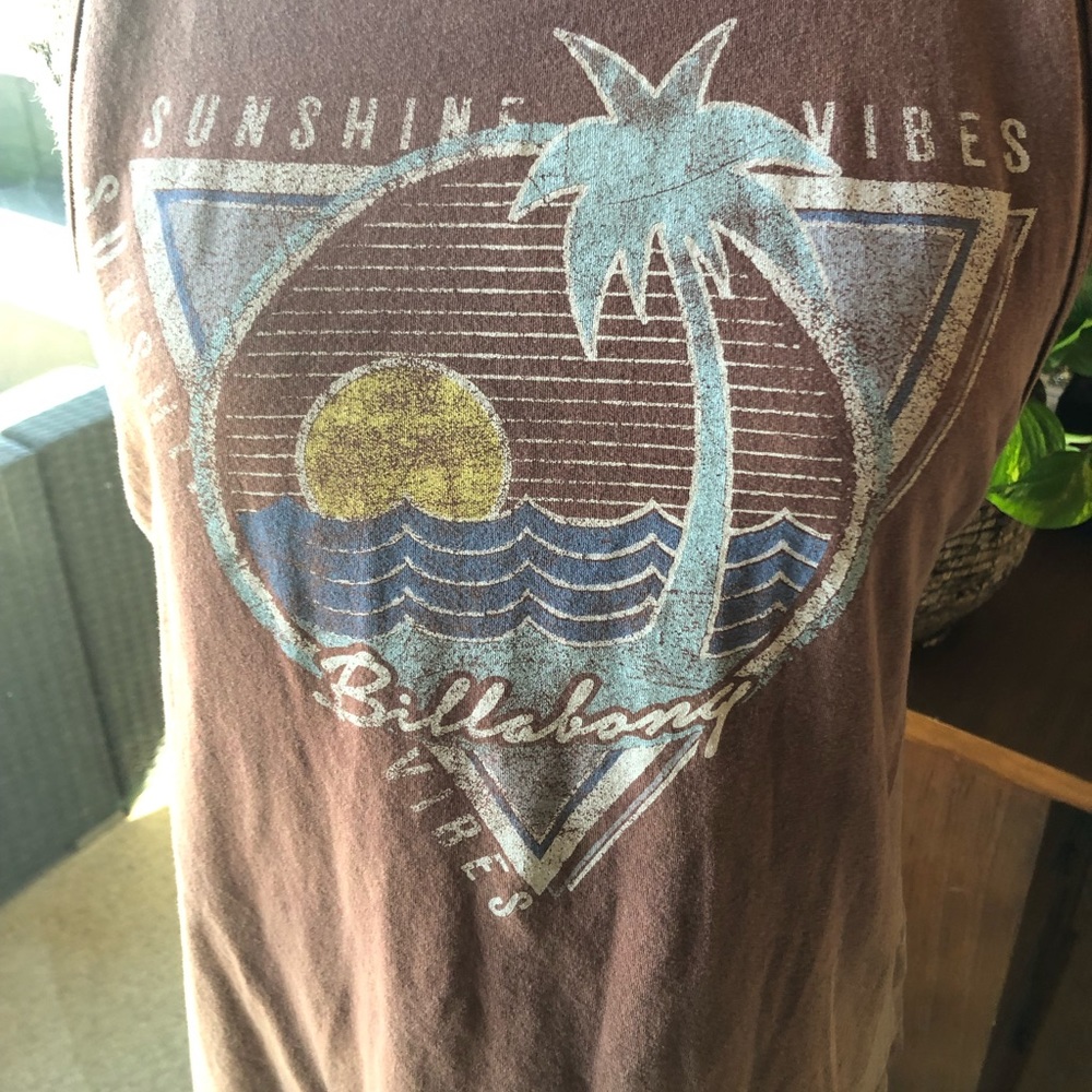 Billabong graphic tank.